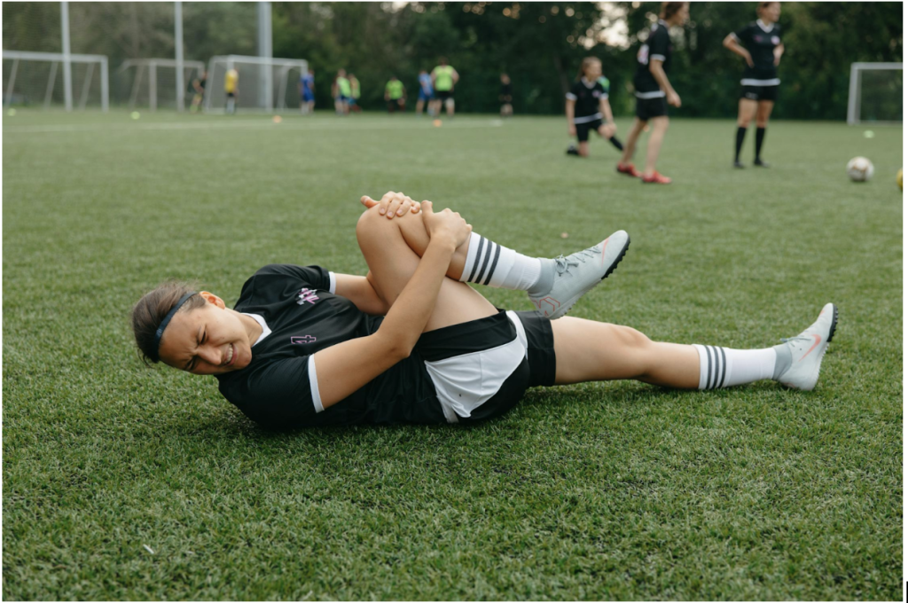 Female soccer player knee injury- tray Chinese medicine for sports injuries